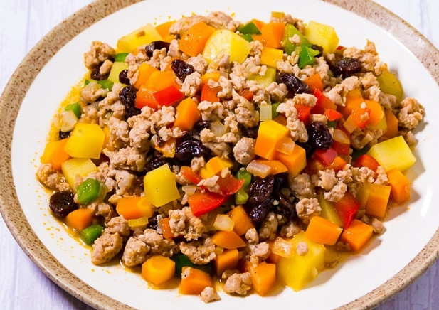 1. Этап. Свинина с изюмом: Тушите блюдо под крышкой на среднем огне, пару раз его перемешав, в течение 10 минут. Сразу подавайте. Приятного аппетита!