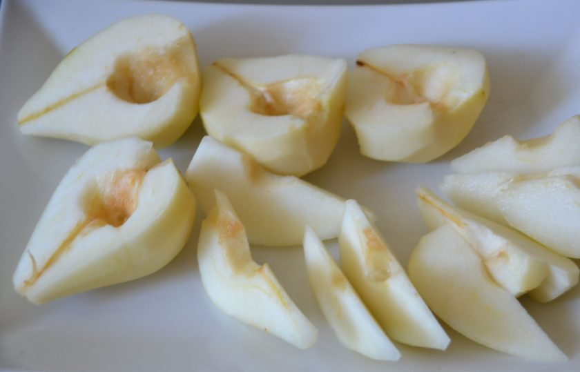 1. Этап. Грушевый пирог с карамельной заливкой: Очистите груши от кожуры и семян, нарежьте на дольки.