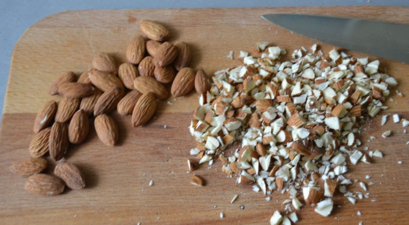 1. Этап. Штрудель со сливой: Измельчите орехи.