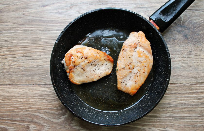 1. Этап. Куриная грудка с эстрагоном: В сковороде разогрейте растительное масло на сильном огне и обжарьте грудки с каждой стороны до румяной корочки, примерно по 2-3 минуты с каждой стороны.