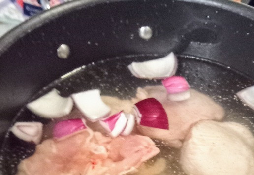 1. Этап. Куриный суп с пармезаном от Оттоленгги: Поместить куриные бедра, бульон, лук, 2 чайных ложки соли и 1 литр воды в глубокую ёмкость. Довести до кипения, уменьшить огонь, накрыть крышкой и тушить 30 минут.