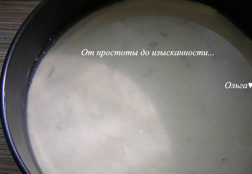 1. Этап. Торт Последний звонок: Перелейте желе на застывший торт в форме.