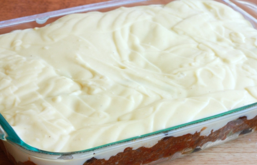 1. Этап. Запеканка картофельная с баклажанами: 4. В последнюю очередь на плите на мелком огне растопим сливочное масло, обжарим на нем муку. Затем вливаем молоко и на мелком огне доводим до кипения. Важно, чтобы не было комочков. Отдельно взбиваем два яичных белка в густую пену, их тоже добавим в белый соус. Заливаем им блюдо, запекаем всё на протяжении часа при 200 градусах в духовке.