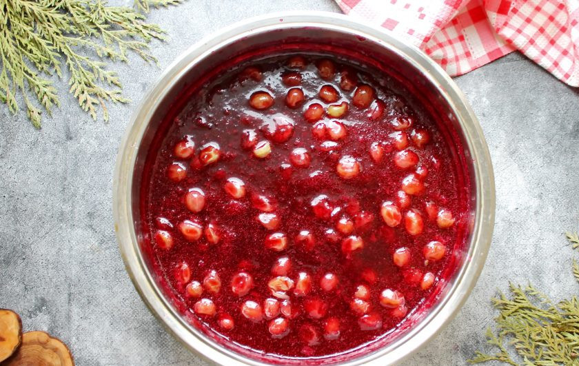 1. Этап. Джем из крыжовника с соком черной смородины: Поставьте таз с вареньем на медленный огонь и доведите до кипения. Проварите варенье еще 10 минут и разложите по подготовленным банкам. Плотно закройте банки и переверните их вверх дном до полного остывания. Затем верните их в нормальное положение и уберите на хранение.