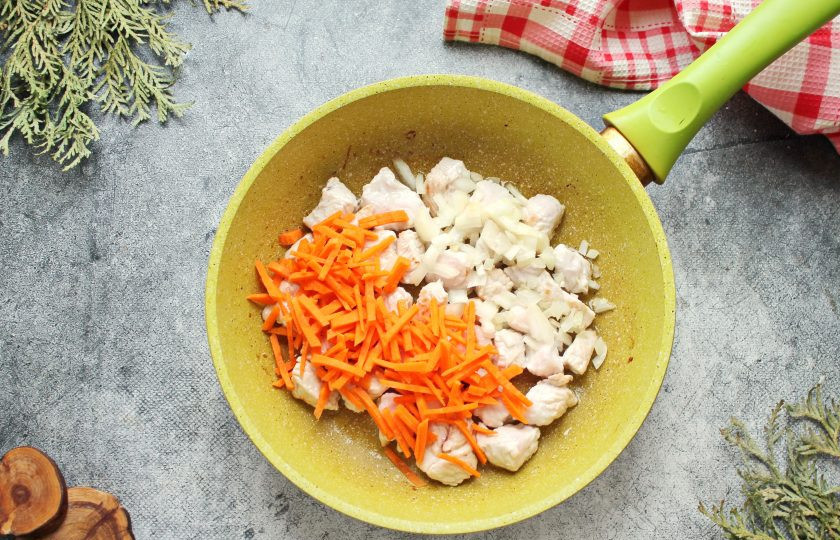 1. Этап. Кускус с индейкой: Морковь натрите на крупной терке или нарежьте тонкой соломкой. Репчатый лук порежьте, овощи добавьте в сковороду с индейкой. Обжаривайте все в течение 3 минут на среднем огне, перемешивая.