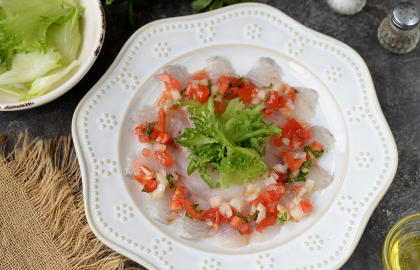 1. Этап. Карпаччо из сибаса: В центр блюда выложите хрустящий салат латук, выложите на ломтики сибаса овощную заправку, полейте оставшимся от нее маслом с уксусом. Еще слегка посолите и поперчите.