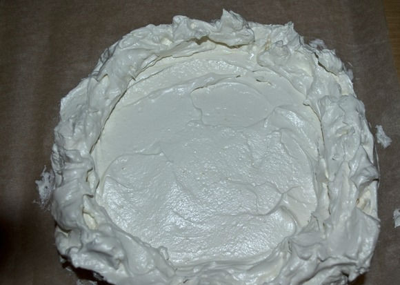 1. Этап. Десерт Анна Павлова с пряными грушами: 5. Противень застилаю пергаментом, выкладываю белковую массу в форме круга, внутри оставляю углубление в виде своеобразного гнезда. Выпекаю в разогретом до 100 градусов духовом шкафу 2-3 часа, после этого оставляю выпечку в духовке до полного остывания.