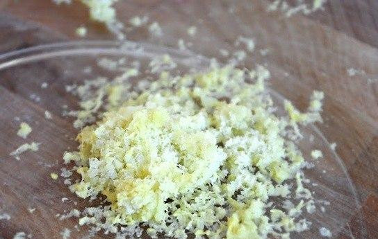 1. Этап. Сладко-острые куриные ножки: Для маринада сначала мелко натрем имбирь.