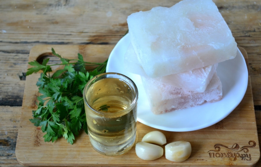 1. Этап. Рыбное филе под соусом: Подготовьте все необходимые ингредиенты. Филе пангасиуса перед запеканием слегка разморозьте, чеснок очистите, а зелень хорошенько промойте.