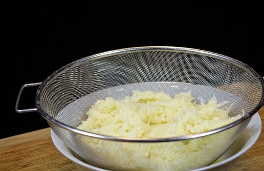 1. Этап. Пирожок с мясом: 8. Выложите на дуршлаг, чтобы стекла лишняя жидкость.