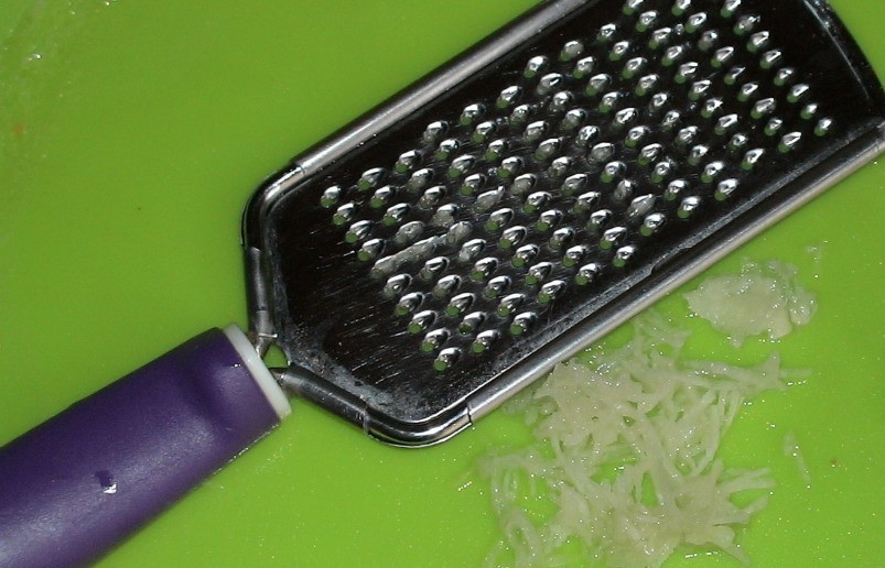 1. Этап. Огурчики в соусе: Огурчики положите в кастрюльку подходящего размера. Чеснок почистите и пропустите через пресс или натрите на мелкую терку. Зелень вымойте и мелко порубите прямо со стебельками. Отправьте к огурчикам.