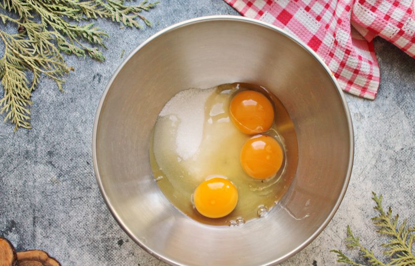 1. Этап. Рулет с крыжовником: В миску разбейте яйца и всыпьте ванильный и простой сахар. Взбивайте миксером до пышной, светлой массы, которая увеличится в 2-3 раза.