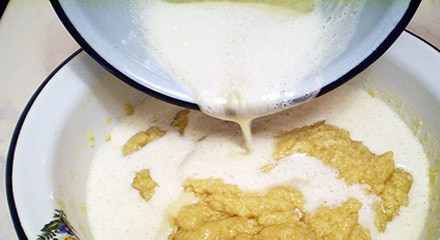 1. Этап. Песочный пирог с творожной начинкой: Вливаем в тесто взбитые яйца.