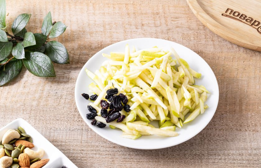 1. Этап. Сладкая перловая каша: Яблоко натрите на терке или порежьте кубиками, а изюм промойте в теплой воде и обсушите с помощью бумажных полотенец.