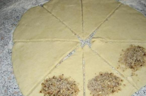 1. Этап. Рогалики с орехами: На широкий край каждой части выкладываем ореховую начинку.