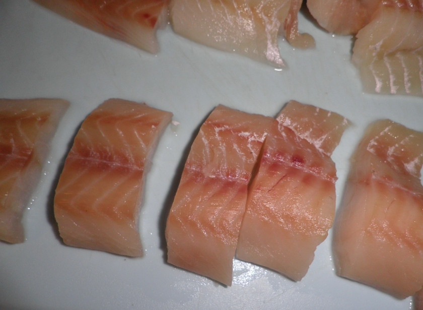 1. Этап. Рыбка с манго: Филе рыбы разрезать на порционные куски-