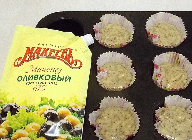 1. Этап. Маффины с маком и грейпфрутовым соком: Разложите в бумажные формочки для маффинов на 2/3 объема.