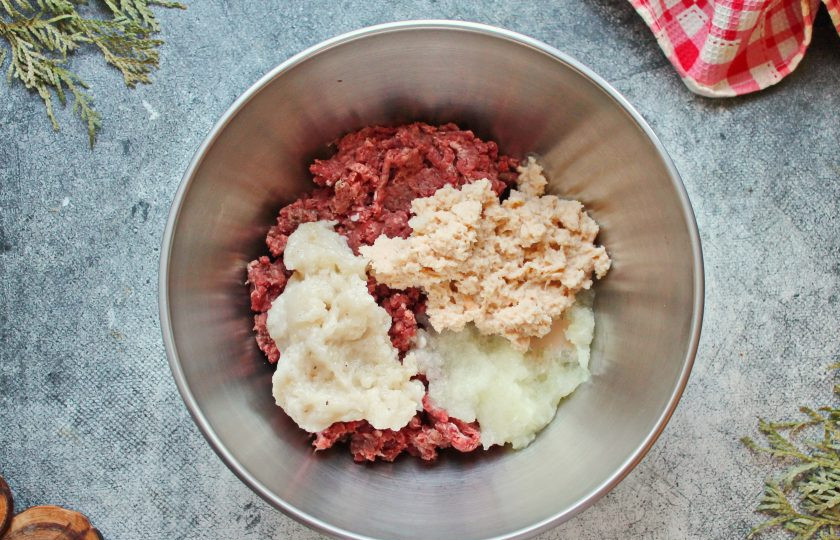 1. Этап. Котлеты из глухаря: Сало порежьте и пропустите через мясорубку. Сало и замоченную булку добавьте в миску с фаршем и луком.