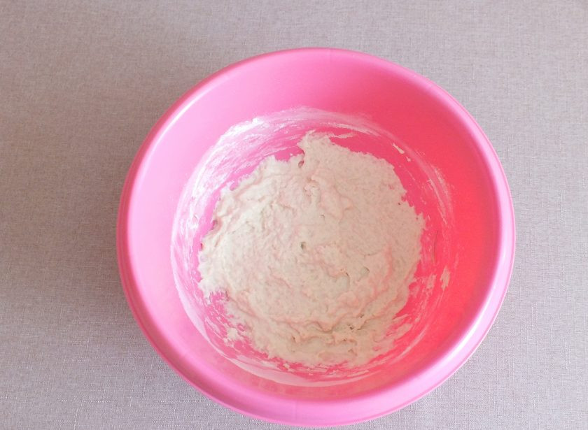 1. Этап. Батон Подмосковный: Перемешайте ложкой. Получится липкое, тягучее тесто. Разровняйте. Накройте пленкой, потом полотенцем. Уберите на 4 часа в теплое место без сквозняков.