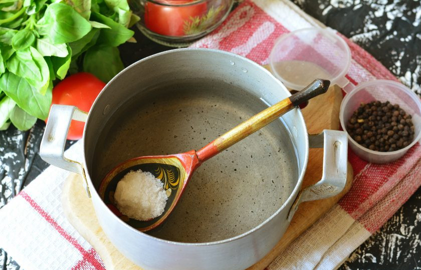 1. Этап. Сладкие помидоры с лимонной кислотой на зиму: Слейте жидкость, всыпьте сахар, соль и лимонную кислоту. Вскипятите.