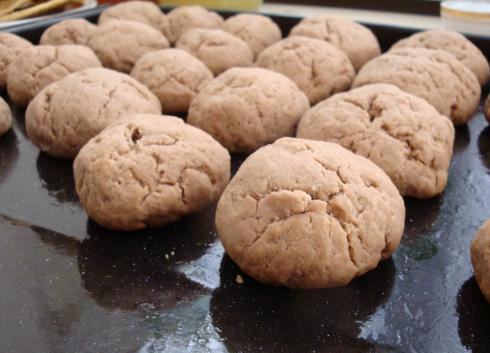 1. Этап. Пряники домашние: Ставим противень в разогретую до 200 градусов духовку и запекаем пряники 35-45 минут. Ну а мы тем временем приготовим глазурь: яичный белок взбиваем до образования густой пены, всыпаем пол стакана сахара, продолжаем взбивать.