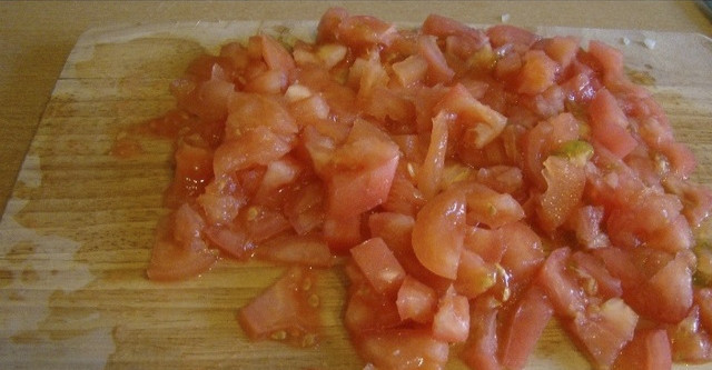 1. Этап. Cоус а-ля Болоньезе: Обдайте кипятком помидоры и снимите кожицу. Нарежьте помидоры небольшими кубиками.