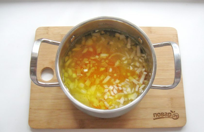 1. Этап. Суп из чечевицы без мяса: Выложите в кастрюлю с картофелем.