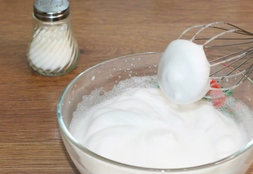 1. Этап. Кекс с кремом из творожного сыра: 3. Добавляем к белкам щепотку соли и взбиваем до мягких пиков.