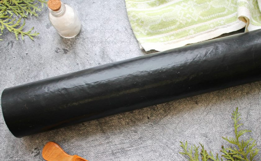 1. Этап. Бисквитный рулет с киви: Поставьте противень в горячую духовку и выпекайте при температуре 180 градусов в течение 12-15 минут, не пересушите. Готовый бисквит вместе с пергаментом сверните в рулет и оставьте остывать на 10 минут. После этого снимите бумагу и полностью его остудите.