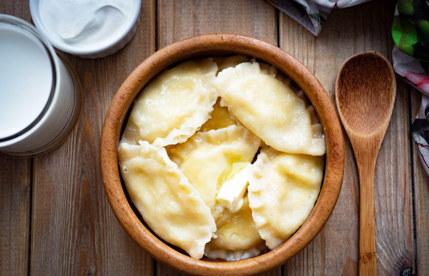 1. Этап. Вареники на кефире и дрожжах: Выловите из кипящей воды вареники шумовкой, разложите по тарелкам и подавайте к столу.