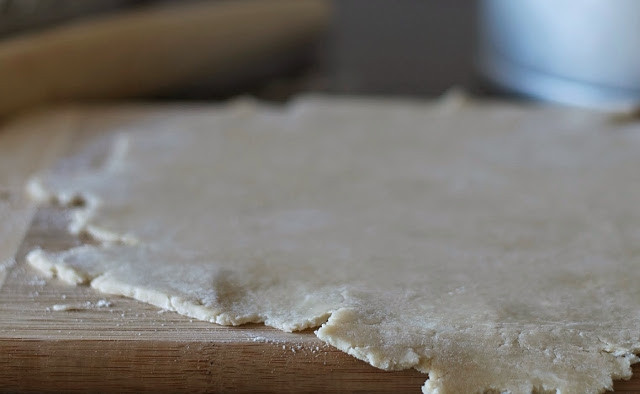 1. Этап. Тарт с яблоками и сыром: 3. После этого готовое тесто раскатайте в тонкий пласт.