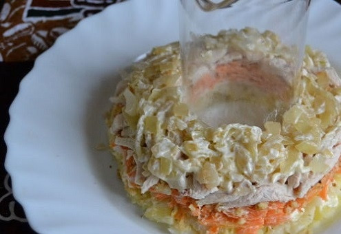 1. Этап. Гранатовый браслет салат без свеклы: Теперь слой обжаренного лука, а затем слой измельченных яиц. Смазываем.