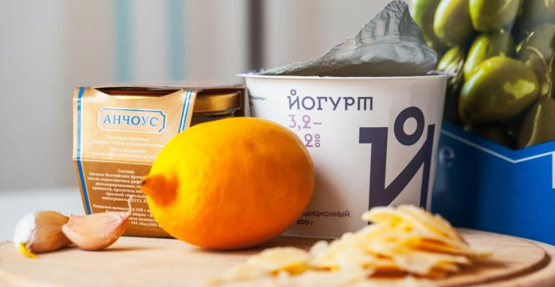 1. Этап. Соус к салату Цезарь: Подготовьте ингредиенты для соуса.