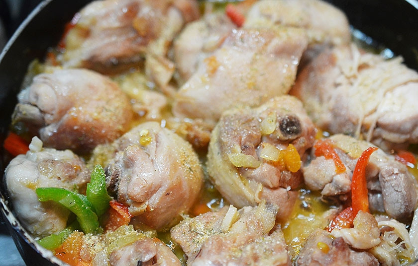 1. Этап. Цыпленок Чилиндрон по-арагонски: Верните курицу в сковороду.