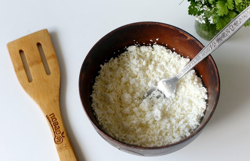 1. Этап. Кутабы с творогом и зеленью: Творог переложите в глубокую миску и разомните его вилкой.