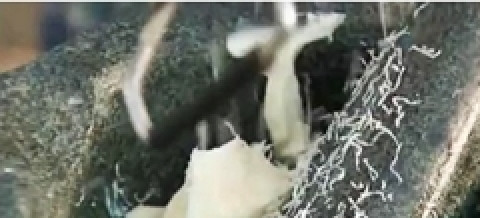 1. Этап. Салат Цезарь от Джейми Оливера: Добавить сметану, тертый пармезан (половину о общего количества), сок половинки лимона и оливковое масло. Взбить до однородной консистенции.