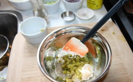 1. Этап. Картофельный салат с яйцом: 4. В глубокой мисочке соедините майонез, соль и перец, горчицу и уксус, сельдерей и корнишоны. Все как следует перемешайте.