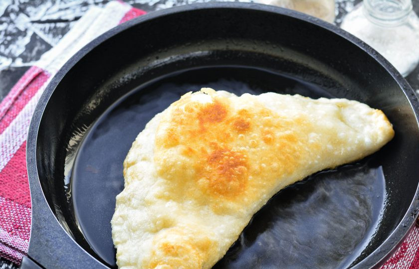 1. Этап. Чебуреки с индейкой: Обжаривайте чебуреки с двух сторон в разогретом растительном масле. В раскаленном масле и будут образовываться пузырьки на чебуреках.