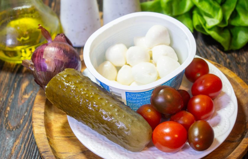 1. Этап. Салат с маринованными огурцами, помидорами и сыром: Подготовьте необходимые продукты для приготовления салата.
