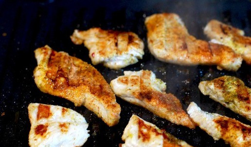 1. Этап. Теплый салат из индейки с хурмой: В эту же сковороду или на гриль добавить 1 ст. л масла, выложить полоски филе и обжарить 5-7 минут до легкой корочки, посолить, посыпать перцем.