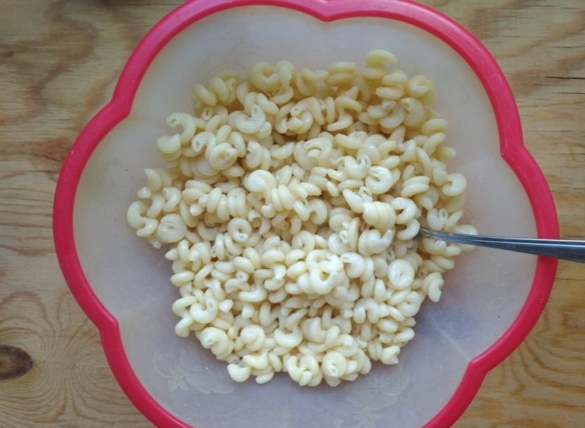 1. Этап. Сосиски под соусом с макаронами: 2. Для начала отварите макароны до состояния 