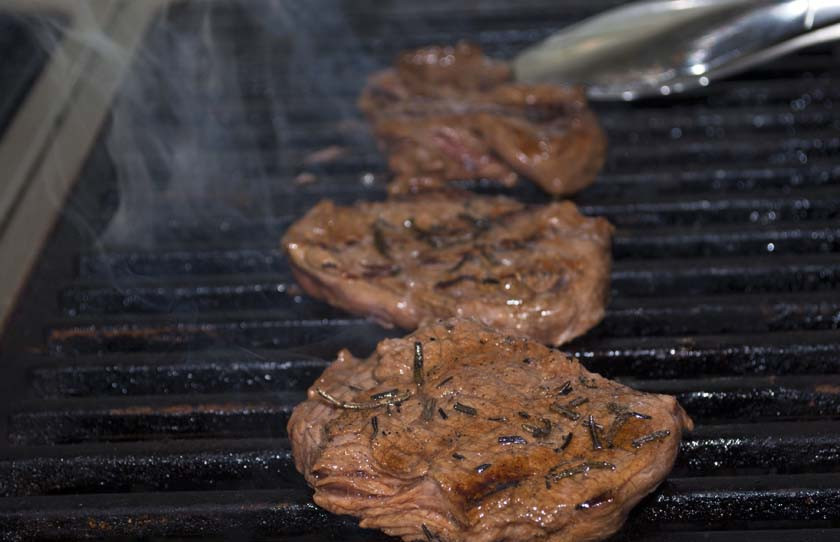 1. Этап. Медальоны из телятины: Жарим телятину от одной до четырех минут с каждой стороны, в зависимости от того, какую степень прожарки хотите получить (1-2 минуты - с кровью, 3-4 хорошо прожаренное мясо).