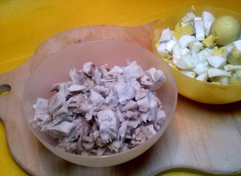 1. Этап. Салат Сытый папа: Куриную грудку и яйца нарежьте кубиками одинакового размера, один желток оставьте для украшения.