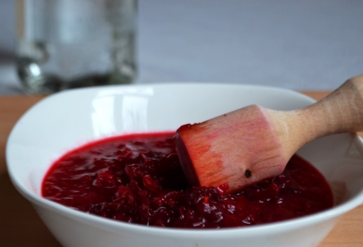 1. Этап. Настойка на клюкве: Клюкву переберите от листьев и промойте. Перетрите ягоды в ступке.