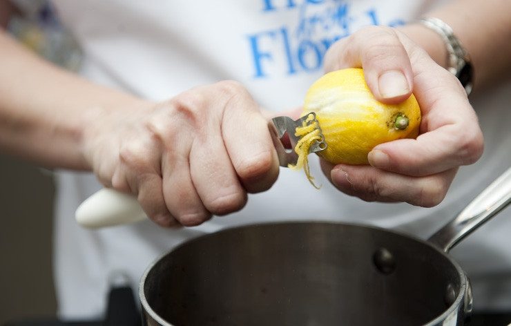 1. Этап. Сорбет из черники: 1. В кастрюльке смешайте гранатовый сок и сахар. Поставьте на медленный огонь. Добавьте в кастрюлю цедру одного лимона.