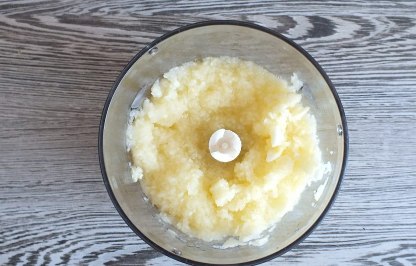 1. Этап. Пышки с яблоками: Пробейте яблоки с водой в пульсовом режиме до состояния пюре.