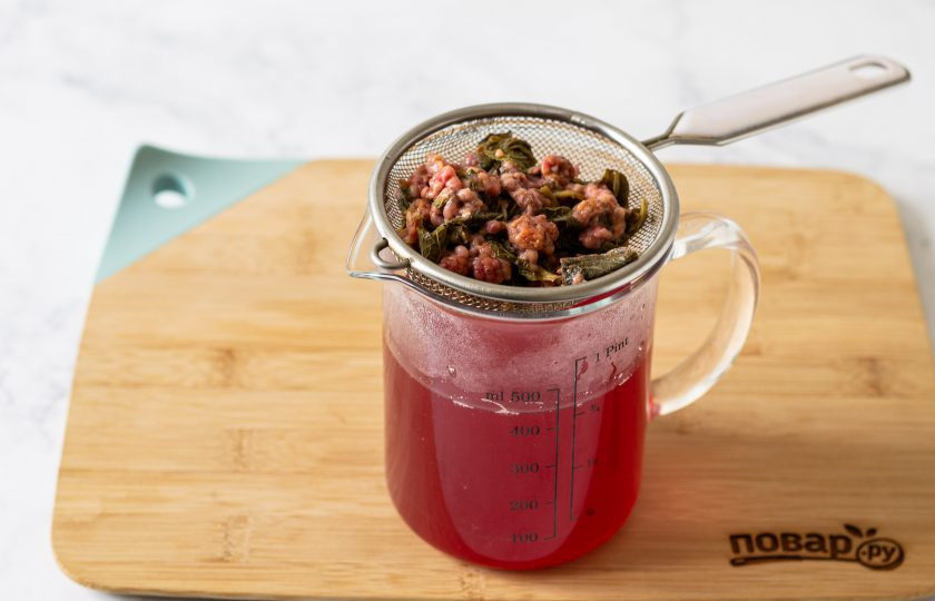 1. Этап. Малиновый взвар: Процедите напиток. Затем разлейте по стаканам.