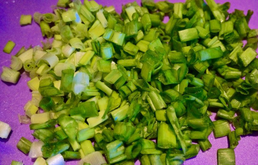 1. Этап. Салат из консервы: 8. В последнюю очередь нарезаем зеленый лук. Теперь все выкладываем слоями.