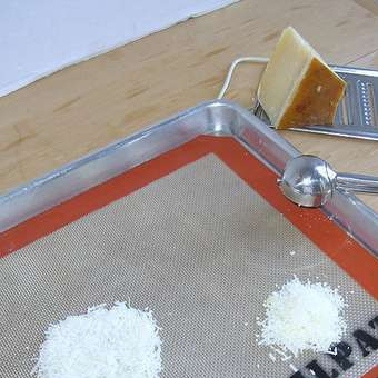 1. Этап. Чипсы из сыра: Разогрейте духовку до 375 F. Уложите специальный силиконовый лист для выпечки на противень. Измельчаем сыр с помощью мелкой терки. Распределяем сыр по листу небольшими кружками на расстоянии друг от друга. Посыпать перцем и паприкой. Выпекать 5-7 минут.