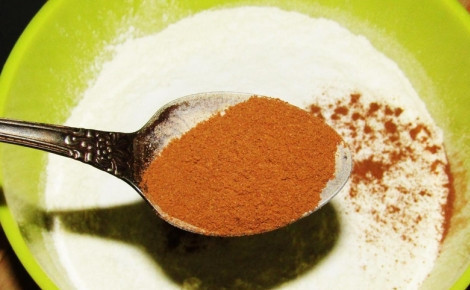 1. Этап. Диетическая коврижка: В отдельную посуду просейте муку. Добавьте в неё корицу, соль и соду. Ингредиенты перемешайте.